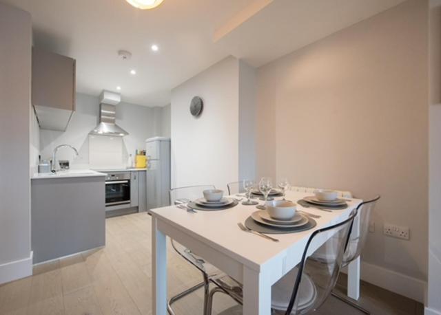 S/King Bed One Bedroom Flat Brentwood Exterior photo